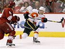 Ji�í Hudler z Calgary pálí na branku Arizony.   