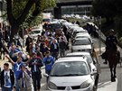 Policisté doprovází fanouky La Coruni ze stadionu Atlétika Madrid.