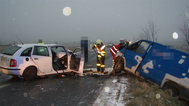 Pi tk dopravn nehod u Bruntlu bylo v sobotu odpoledne zranno pt lid. Srazila se tam dodvka a osobn auto (30. listopadu)