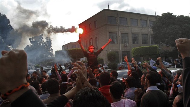 Na univerzitch po celm Egypt dnes vypukly protesty v reakci na sobotn soudn verdikt, jm byl bval prezident Husn Mubarak zprotn obaloby ze spoluviny na smrti stovek lid v roce 2011 (30. listopadu)