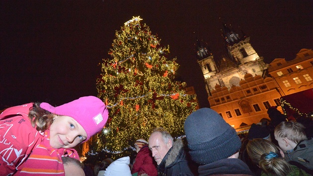 Na Staromstském námstí vánoní strom.