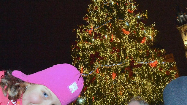 Na Staromstském námstí vánoní strom.
