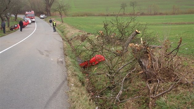 Osobn auto skonilo na stee v pkop. Na kola ho museli dostat hasii.