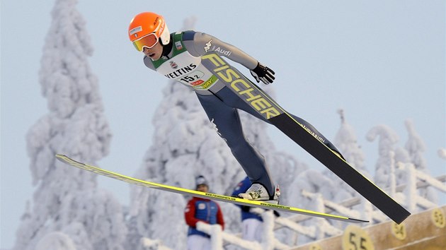 Sdruen Armin Bauer ve skokansk sti sprintu dvojic v Kuusamu. 