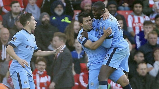 Yaya Touré (vpravo) z Manchesteru City se raduje ze svého gólu v zápase v...