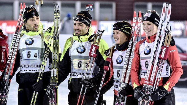 Vtzn francouzk tafeta (zleva) Martin Fourcade, Simon Fourcade, Anais Chevalierov a Anais Bescondov.