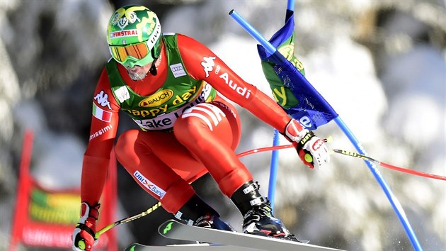 Italsk lya Dominik Paris na trati superobho slalomu v Lake Lousie.