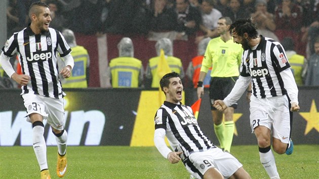 Andrea Pirlo (vpravo) z Juventusu Turn se raduje z vtznho glu v derby s AC Turn.