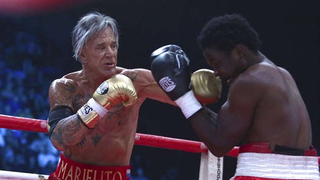 Mickey Rourke stanul proti devtadvacetiletmu Elliottu Seymourovi. A vyhrl.