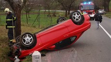 Osobní auto skon�ilo na st�e�e v p�íkop�. Na kola ho museli dostat hasi�i.