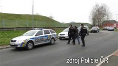 Mu se vloupal do 16ti aut. Policie u ho zatkla