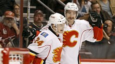 Jií Hudler (vlevo) a T.J. Brodie slaví gól Calgary.    