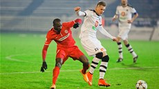 Juraj Kri�ko z Hradce Králové bojuje o mí� s Donneilem Moukanzou z Brna.   