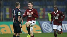 Sparťan Jakub Brabec se raduje z druhého gólu v síti Jihlavy. S gratulací za...