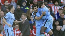 Yaya Touré (vpravo) z Manchesteru City se raduje ze svého gólu v zápase v...