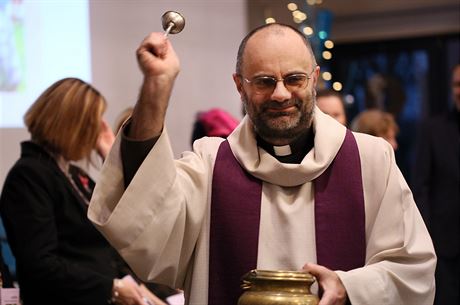 Chebský katolický fará Petr Hruka je dritelem Ceny Celestýna Opizte.