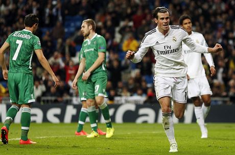 Gareth Bale (druhý zprava), záloník Realu Madrid, oslavuje svj gól do sít...