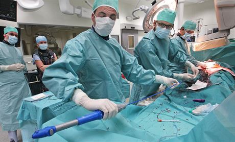 Lékai tineckého kardiocentra implantovali pacientce první srdení chlope...