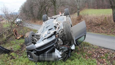 Pi nedlní nehod skonilo na Perovsku BMW na stee. Podle idie za to me...