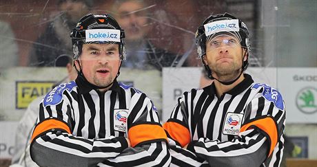 Hokejoví rozhodí Pavel Hodek a tpán Souek