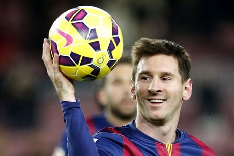 Lionel Messi z FC Barcelona si bere m, kterm zaznamenal hattrick v derby...