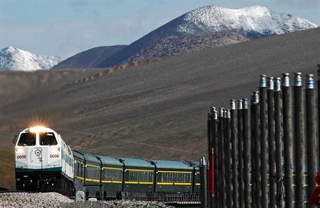 Peking  Lhasa (na). Nejvy eleznice svta stoup do vky 5 072 metr nad...