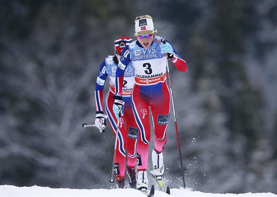 Therese Johaugová si bí v Lillehammeru pro,  stíbro, za ní uhání Heidi...