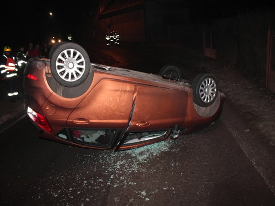 idika v Chyích na Karlovarsku najela na odklopený kanál a pevrátila auto na...