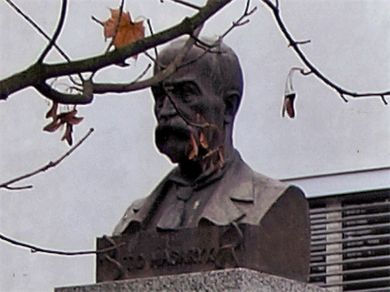 Bronzová busta T. G. Masaryka stále ped základní a mateskou kolou v...