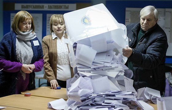 Volební komise v jedné z volebních místností v hlavním moldavském mst...