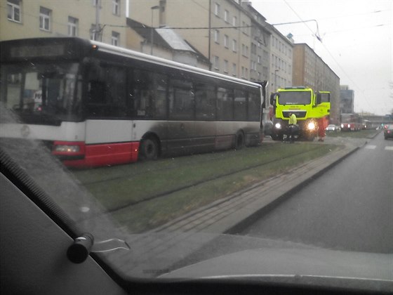 Autobus musel z kolejí vyprostit a jeáb dopravního podniku.