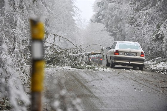 Silnice mezi Knicemi a Zaovicemi na Tebísku v úterý dopoledne.