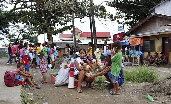 Filipínci se pipravují na cestu do jednoho z evakuaních center v Taclobanu