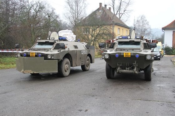 Obrnné transportéry policie, které dovezly pyrotechniky k muninímu skladu...