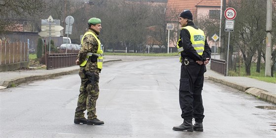 Policisté společně s vojáky uzavřeli silnici z Vlachovic na Haluzice a Slavičín.