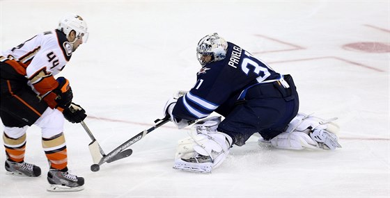 Gólman Ondej Pavelec  z Winnipegu elí anci  Nata Thompsona z Anaheimu.