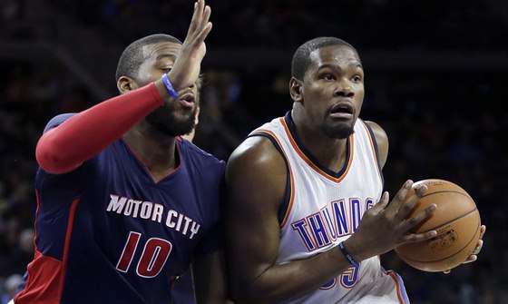 Kevin Durant (vptravo) z Oklahomy se snaí obejít detroitského Grega Monroea.