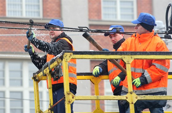 U tetí den v Olomouci stojí tramvaje, zamstnanci dopravního podniku se snaí...