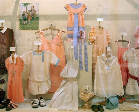 Expozice nazvaná Dětský svět a móda 20. století představuje poprvé na Moravě...