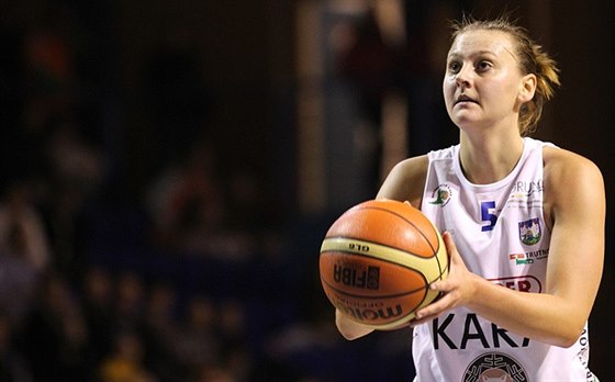 Trutnovská basketbalistka Andrea Vacková pi stelb trestného hodu.