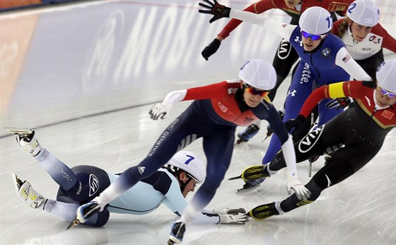 Jelena Petersová padá v berlínském závod s hromadným startem, Martina...