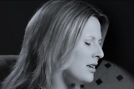 Tereza Černochová natočí desku s Romanem Holým.