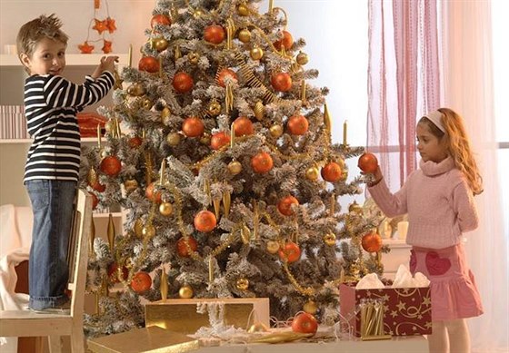 K astým pádm dochází pi zdobení horních pater vánoního stromku.