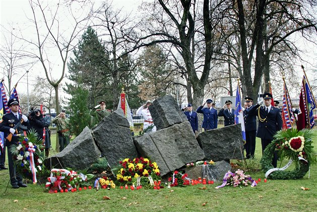Pomník padlých policistů a hasičů na pražském Karlově.