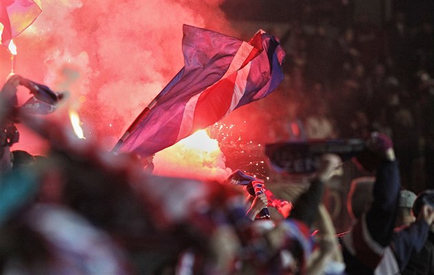 Pyrotechnika v hlediti fotbalového stadionu