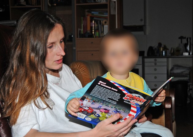 Eva Michaláková  s jedním ze svých syn�. Norské ú�ady ob� d�ti rodi��m odebraly...
