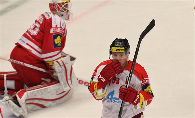 Olomoucký hokejista Jakub Matai se raduje z gólu, kterým poko�il t�ineckého...