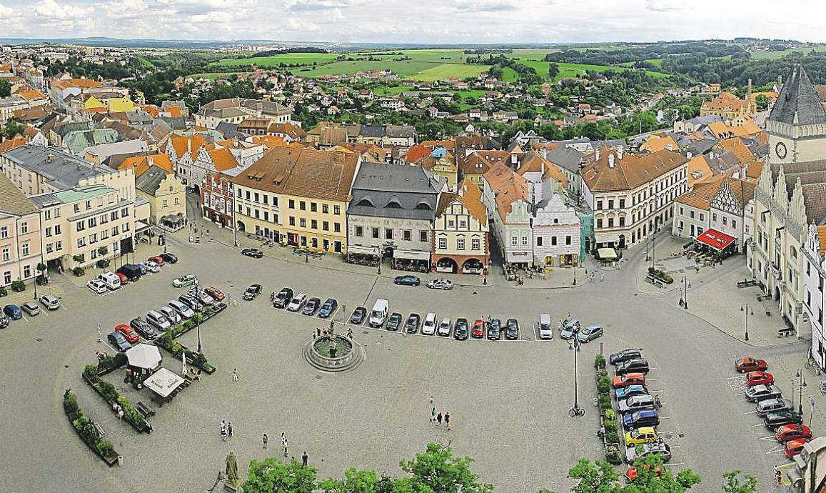 Pokud by vy�ly plány n�kterých táborských politik�, auta by z míst kolem ka�ny...