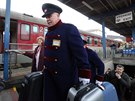 Na hlavním nádraí v Bratislav pomáhají cestujícím se zavazadly bezdomovci (8....