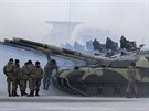 Ukrajinské tanky na základn v uhujivu (6. prosince 2014)